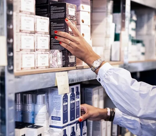 Før PeakWMS var lagerstyring bundet op på webshop‑backend og Excel til indkøb, og det tog tid at afklare simpel status: hvor står varen, og hvad er reelt på lager? Samtidig opstod der fejl, især i højsæsoner som Black Week. Før PeakWMS var lagerstyring bundet op på webshop‑backend og Excel til indkøb, og det tog tid at afklare simpel status: hvor står varen, og hvad er reelt på lager? Samtidig opstod der fejl, især i højsæsoner som Black Week.